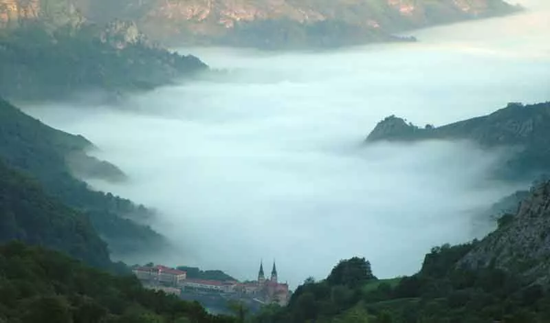 ermita-de-covadonga-niebla