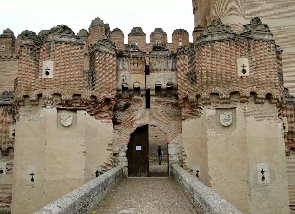 castillo-de-coca-entrada