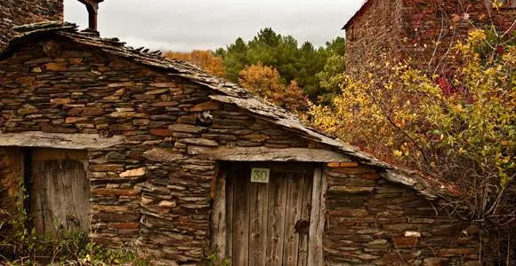cascadas-del-aljibe-arquitectura-negra