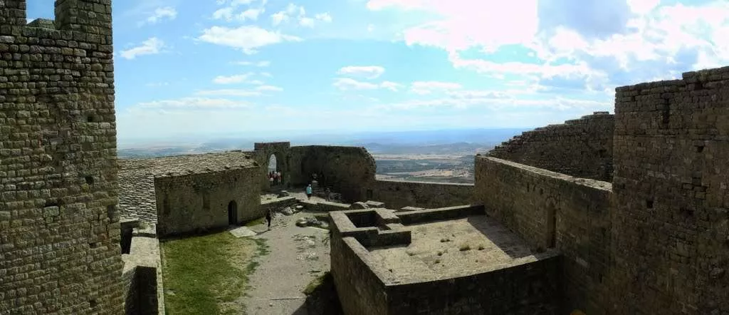 castillo-de-Loarre-patio-armas-2