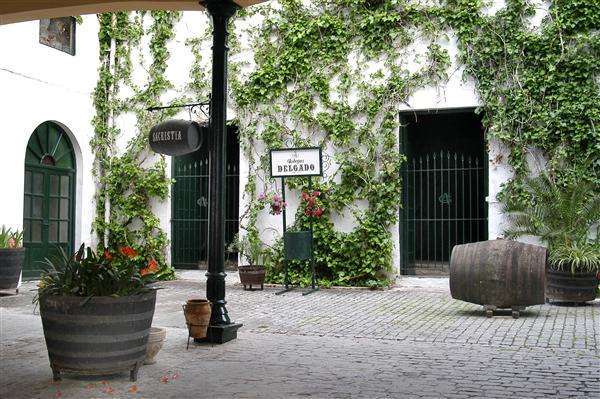 Exterior de las Bodegas Delgado